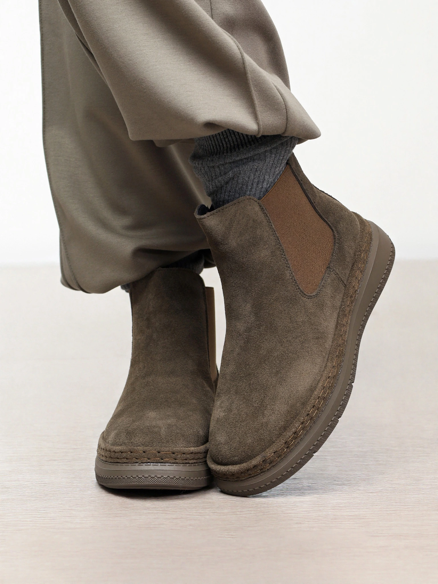 Ботинки-челси цвета хаки из натуральной замши на низкой подошве